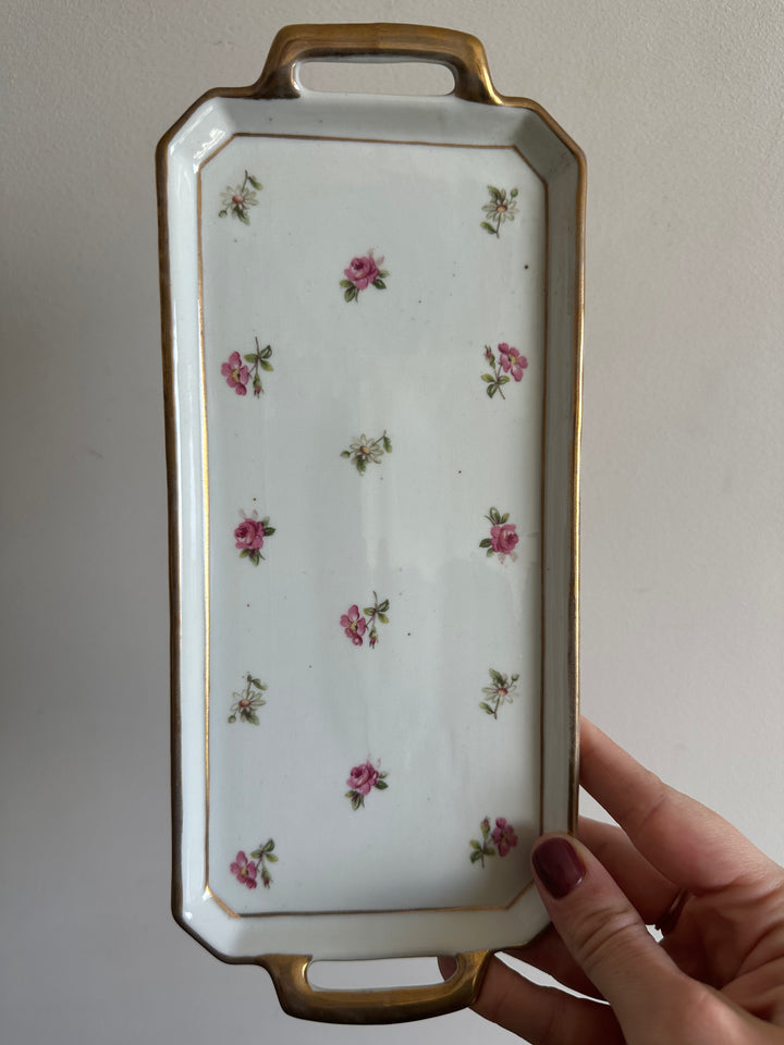 Plateaux de service en porcelaine petites fleurs roses années 50 signés Denbac