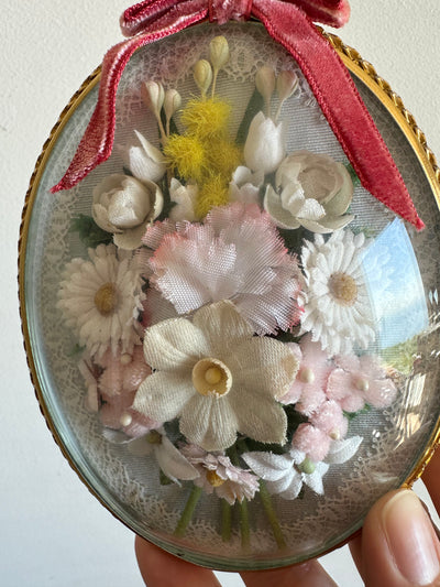 Fleurs séchées en tissu encadrées sous verre noeud rose velours
