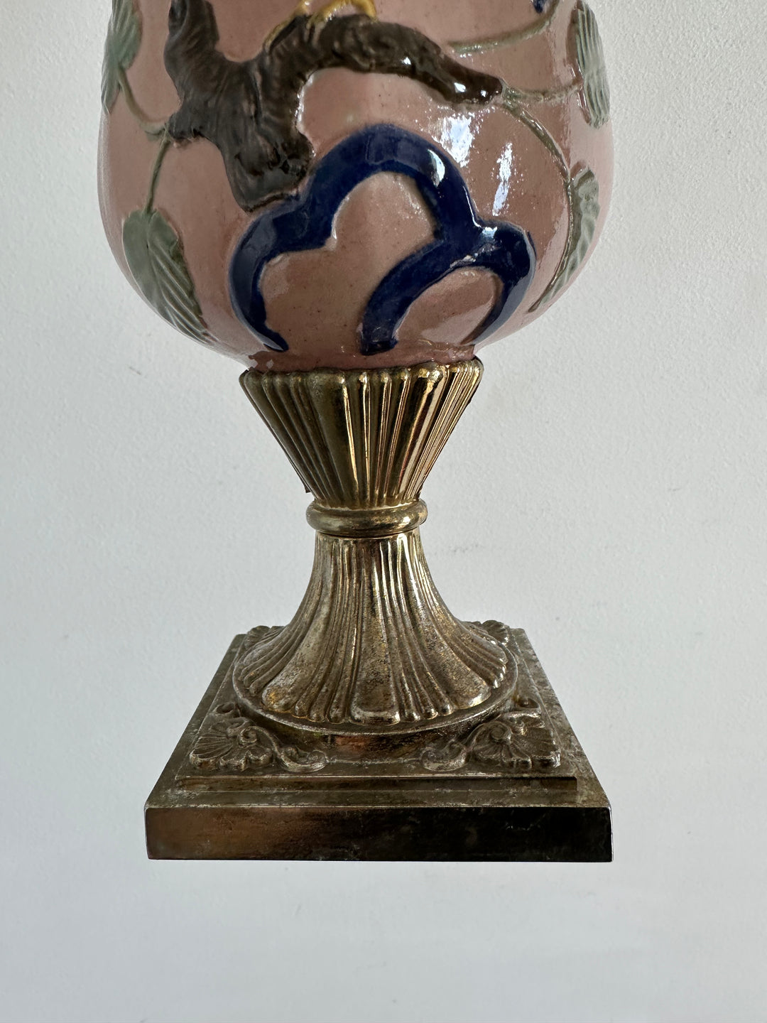 Carafe sur pied émaillée motifs oiseaux en relief