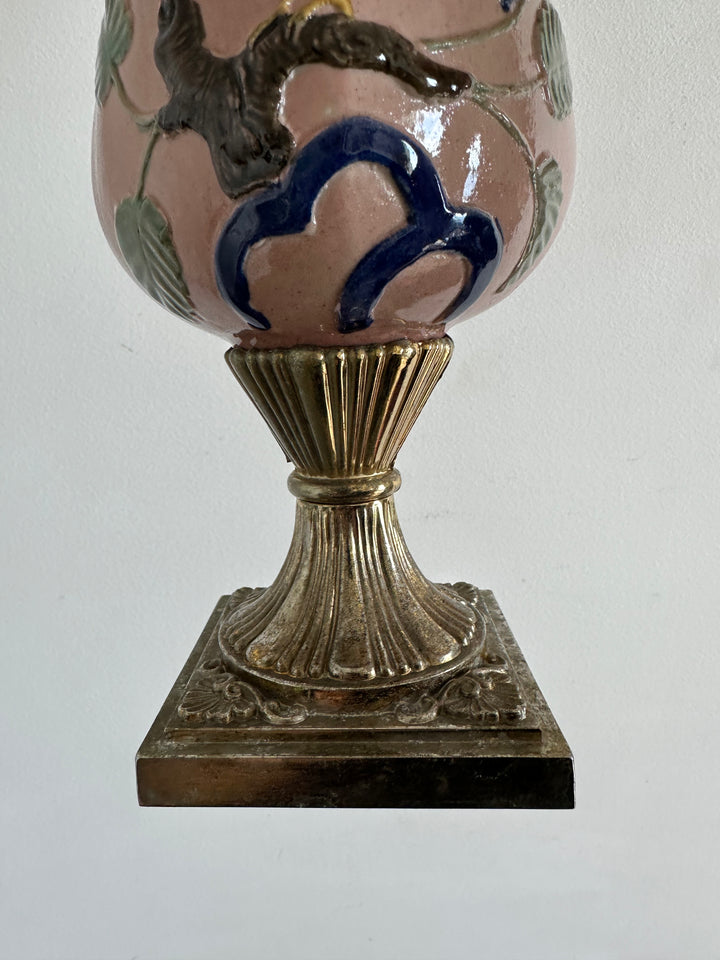 Carafe sur pied émaillée motifs oiseaux en relief