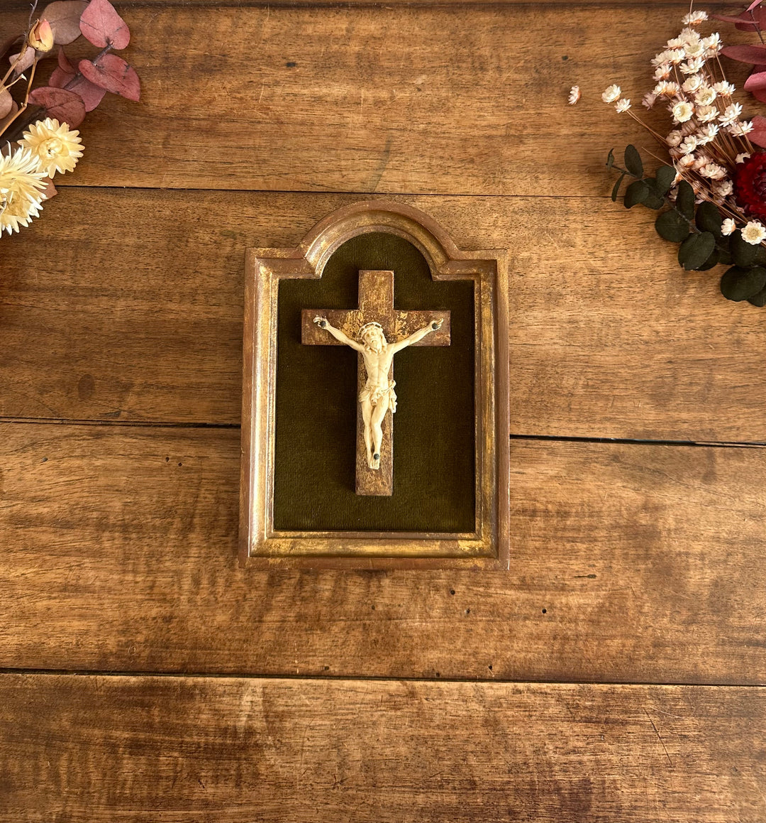 Crucifix en bois doré encadrement mordoré années 30