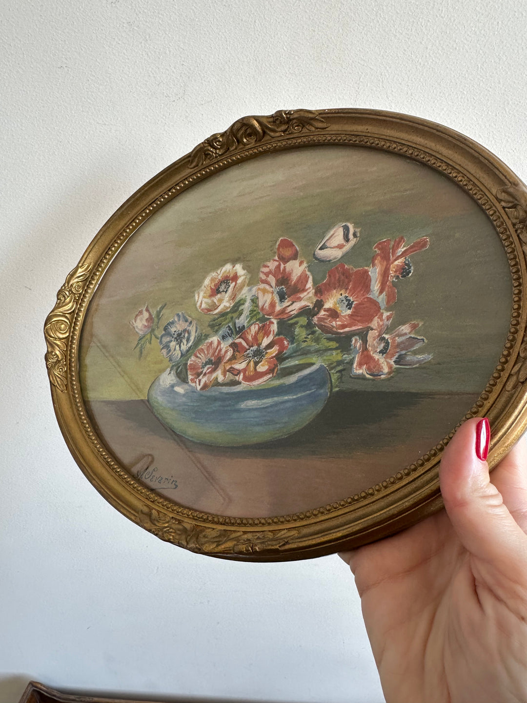 Peinture bouquet de fleurs dans corbeille signée 1936 cadre en bois sculpté