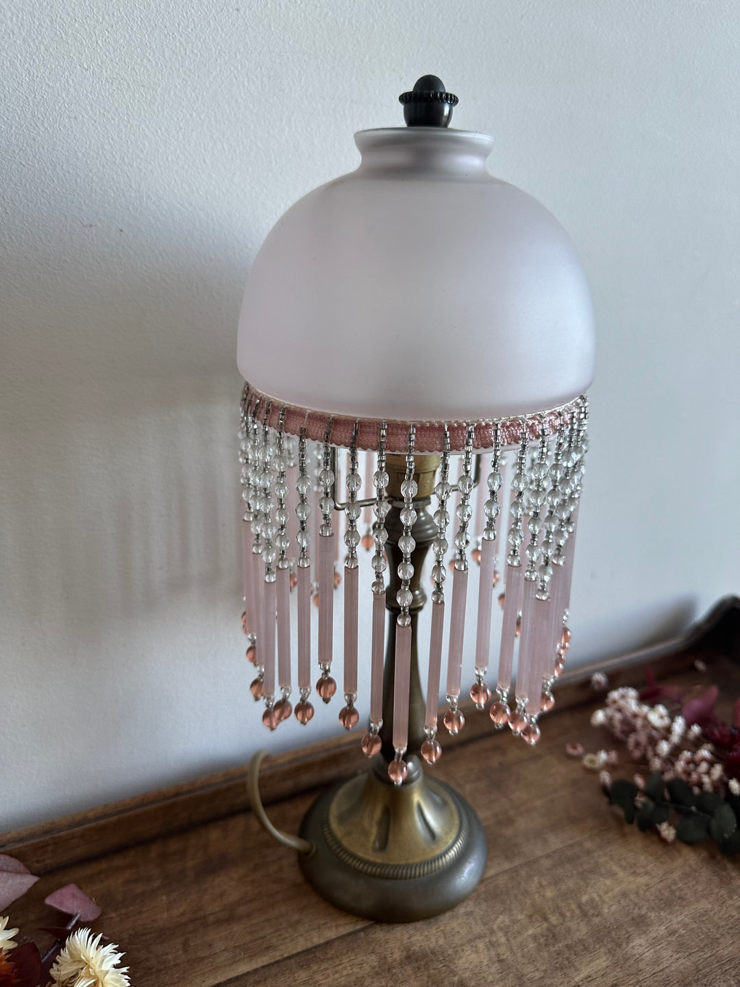 Lampe style charleston pampilles rose pâle pied en laiton