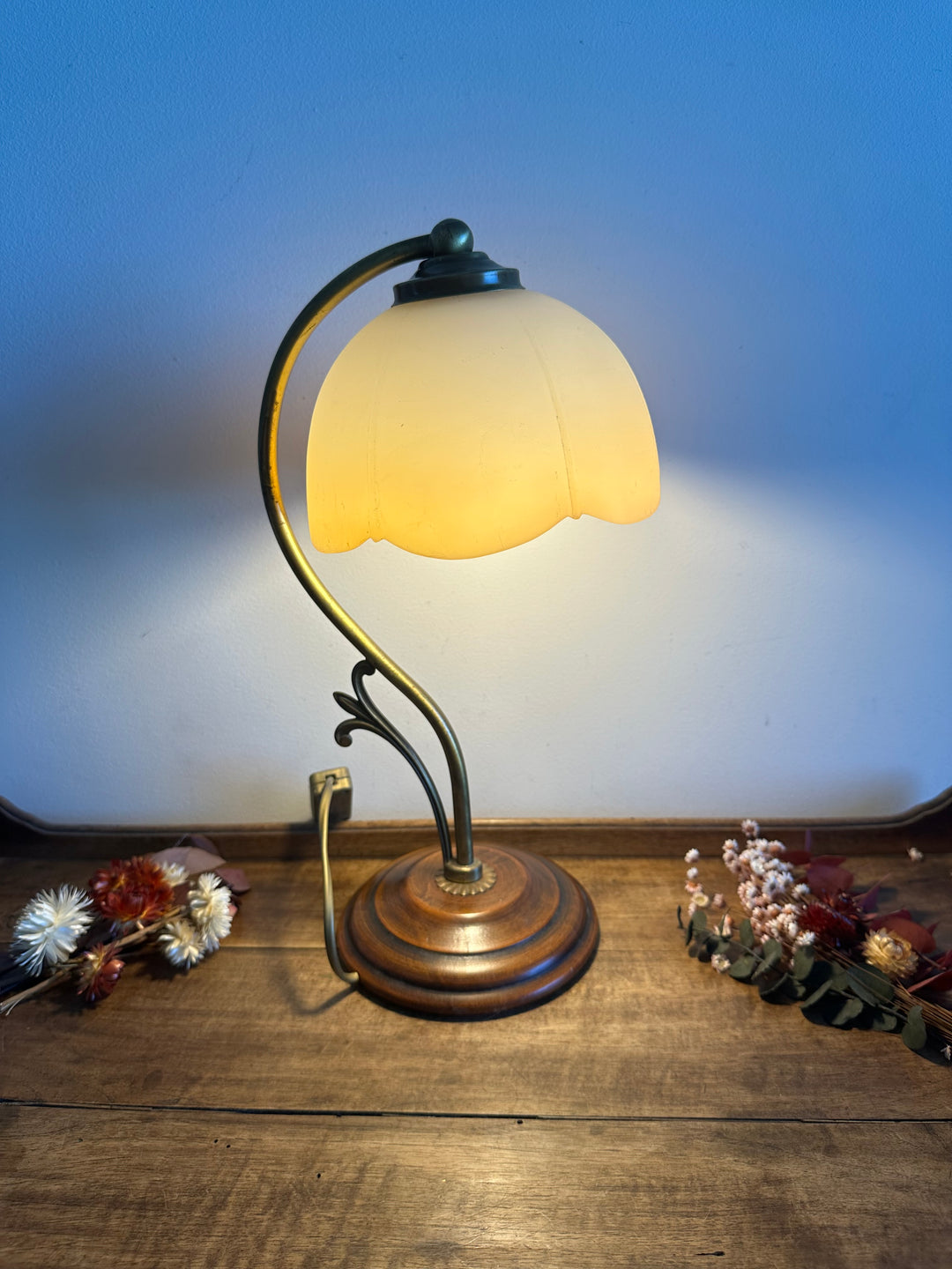 Lampe en laiton et bois globe tulipe couleur pêche poudrée