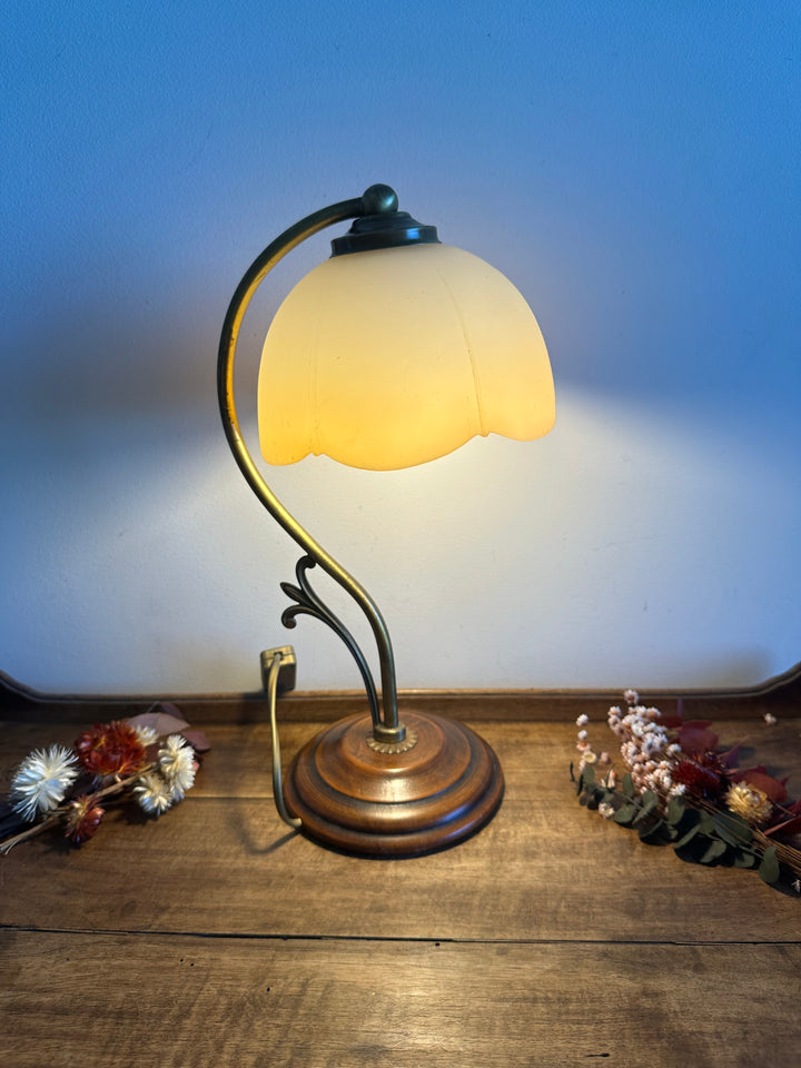 Lampe en laiton et bois globe tulipe couleur pêche poudrée