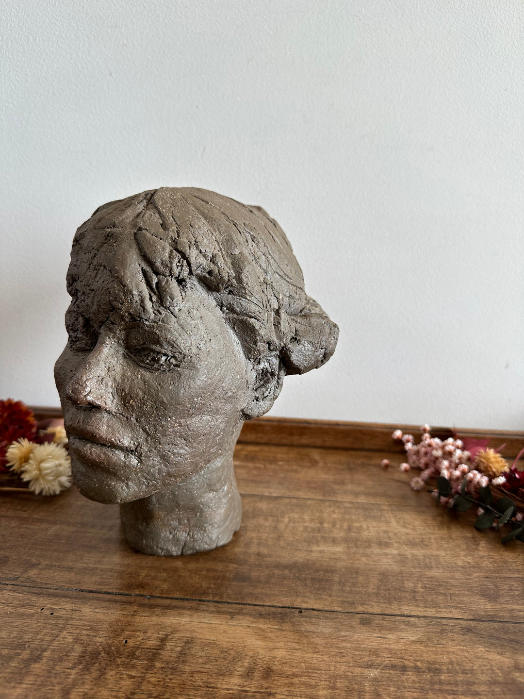 Sculpture en argile visage jeune femme