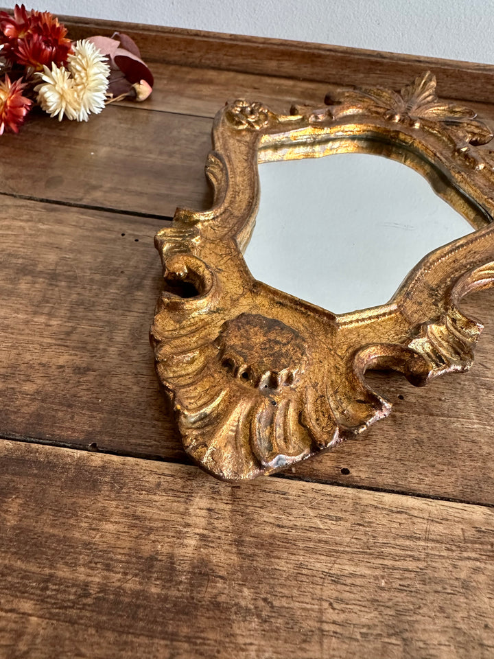 Miroir rocaille en bois doré