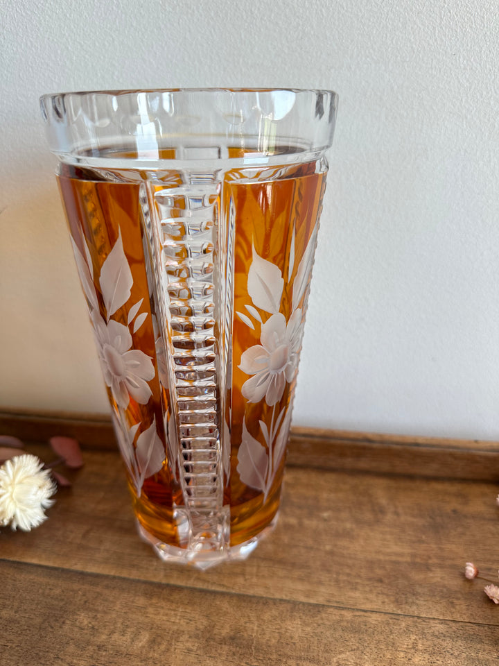 Vase en cristal de bohème travaillé orangé