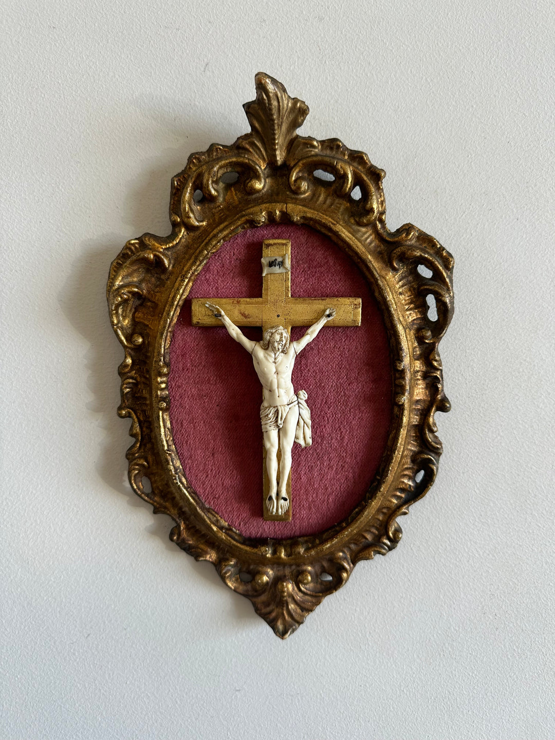 Crucifix en ivoire et bois encadré sur velours rose 19 eme