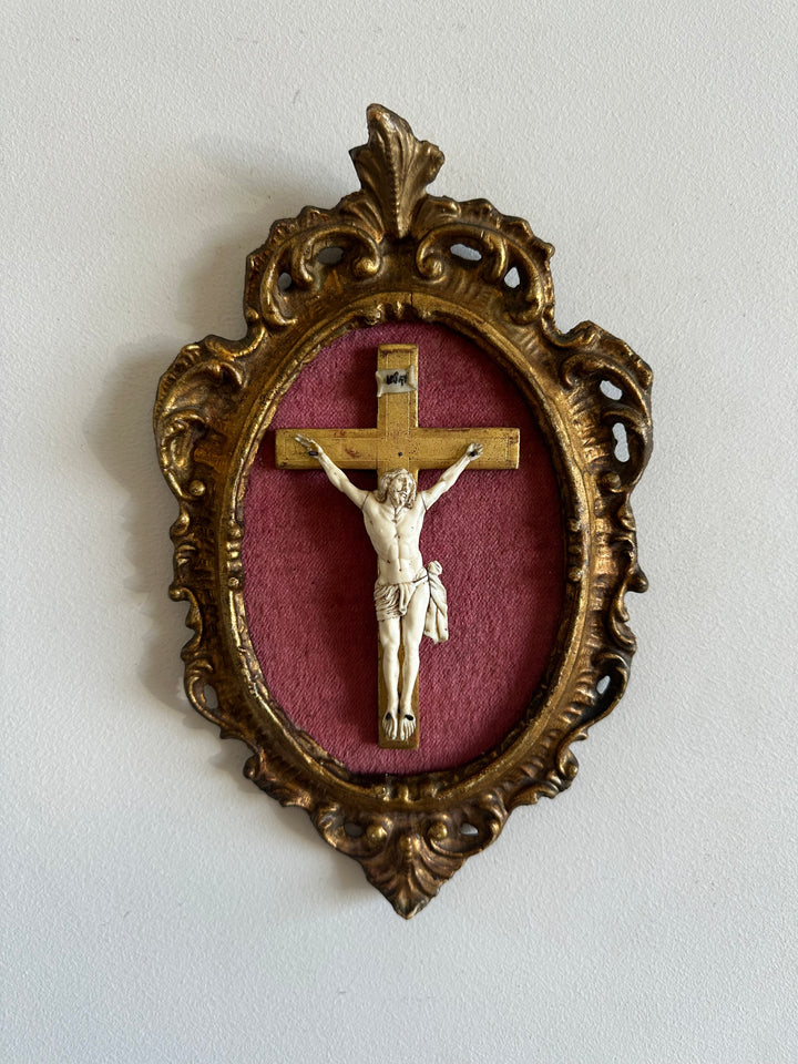 Crucifix en ivoire et bois encadré sur velours rose 19 eme