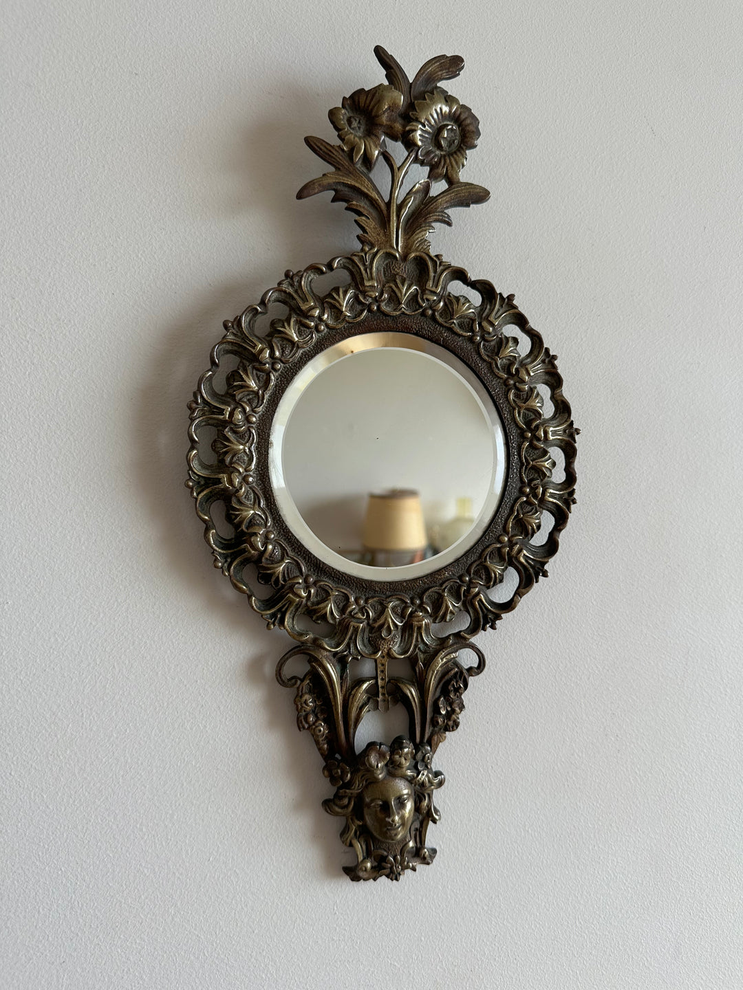 Miroir en bronze 19ème style baroque fronton marguerites