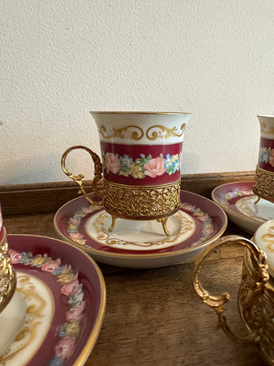 Tasses à café en porcelaine Décor de Paris armature en métal doré années 50