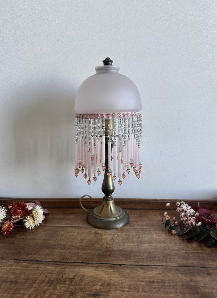 Lampe style charleston pampilles rose pâle pied en laiton