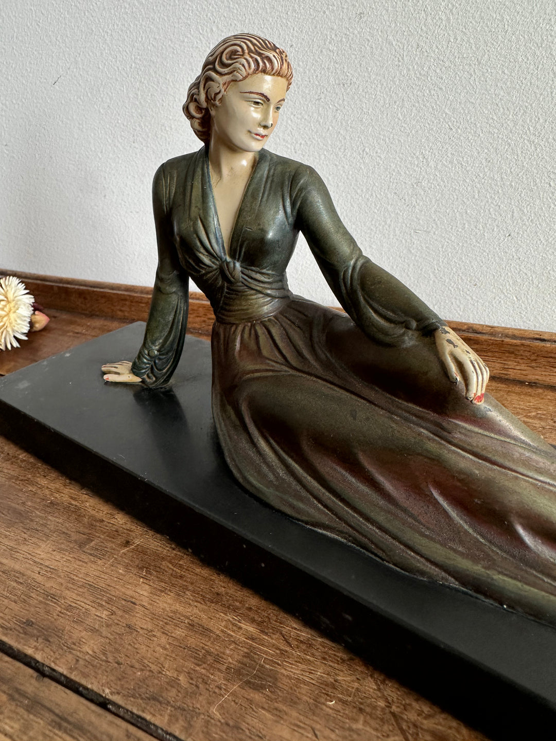 Statuette jeune femme allongée sur le coté en robe longue