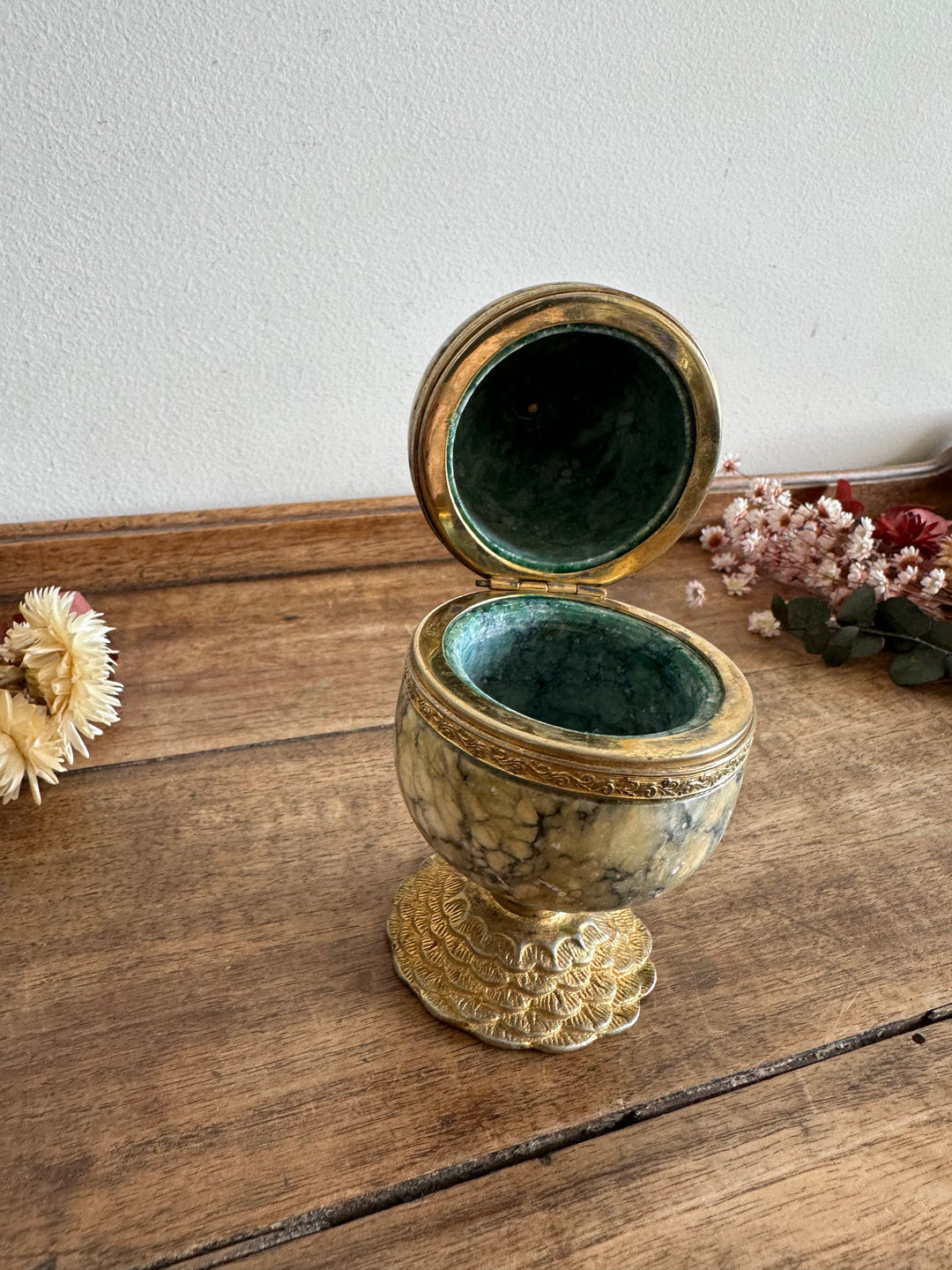 Oeuf marbré cerclé de bronze sur pied