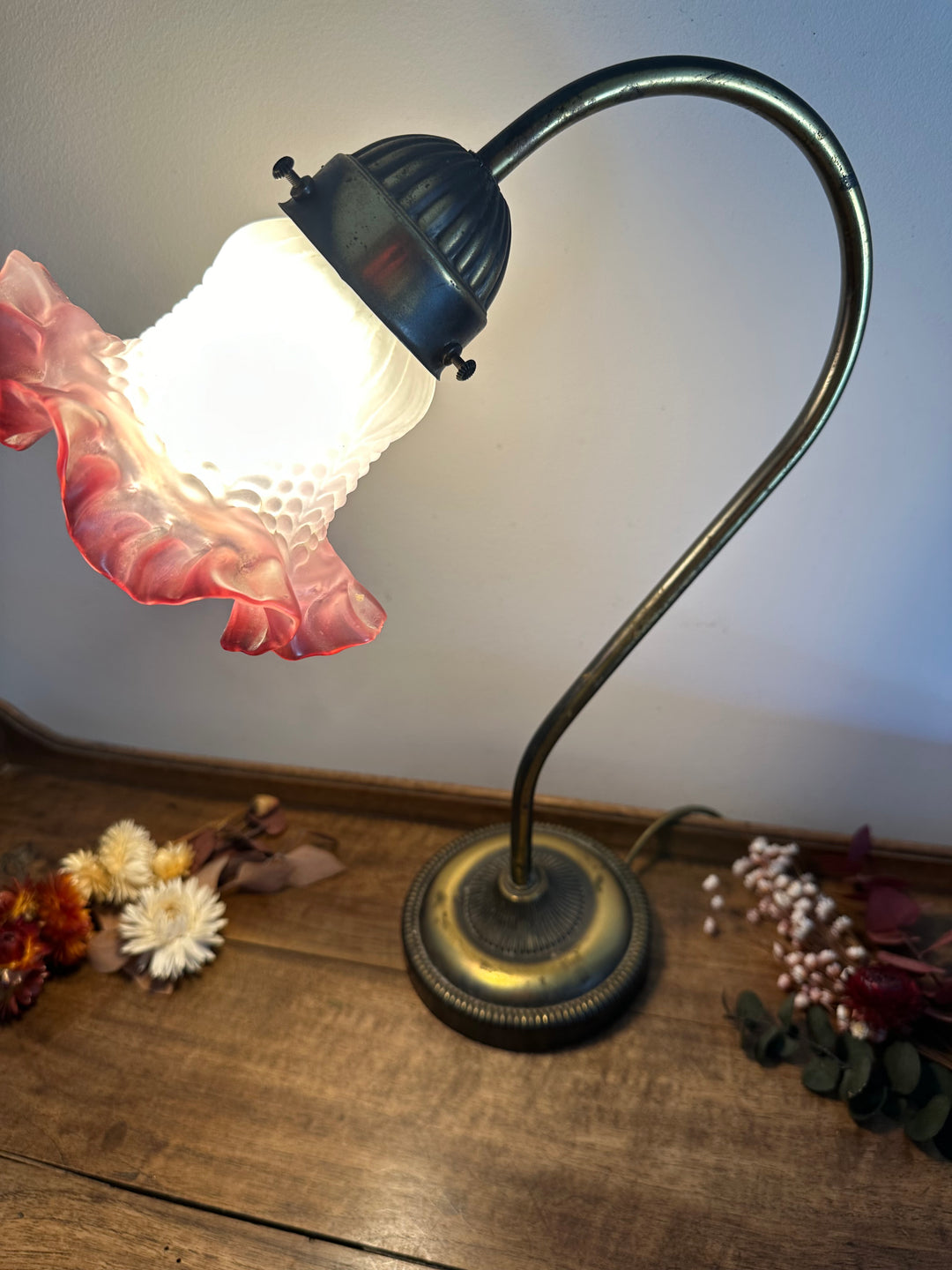 Lampe en laiton col de cygne globe tulipe rose