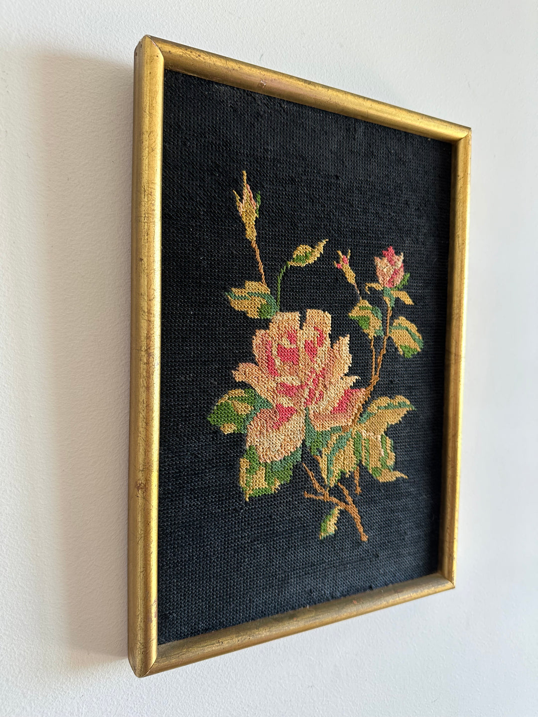 Broderie roses sur fond noir encadrement en bois doré