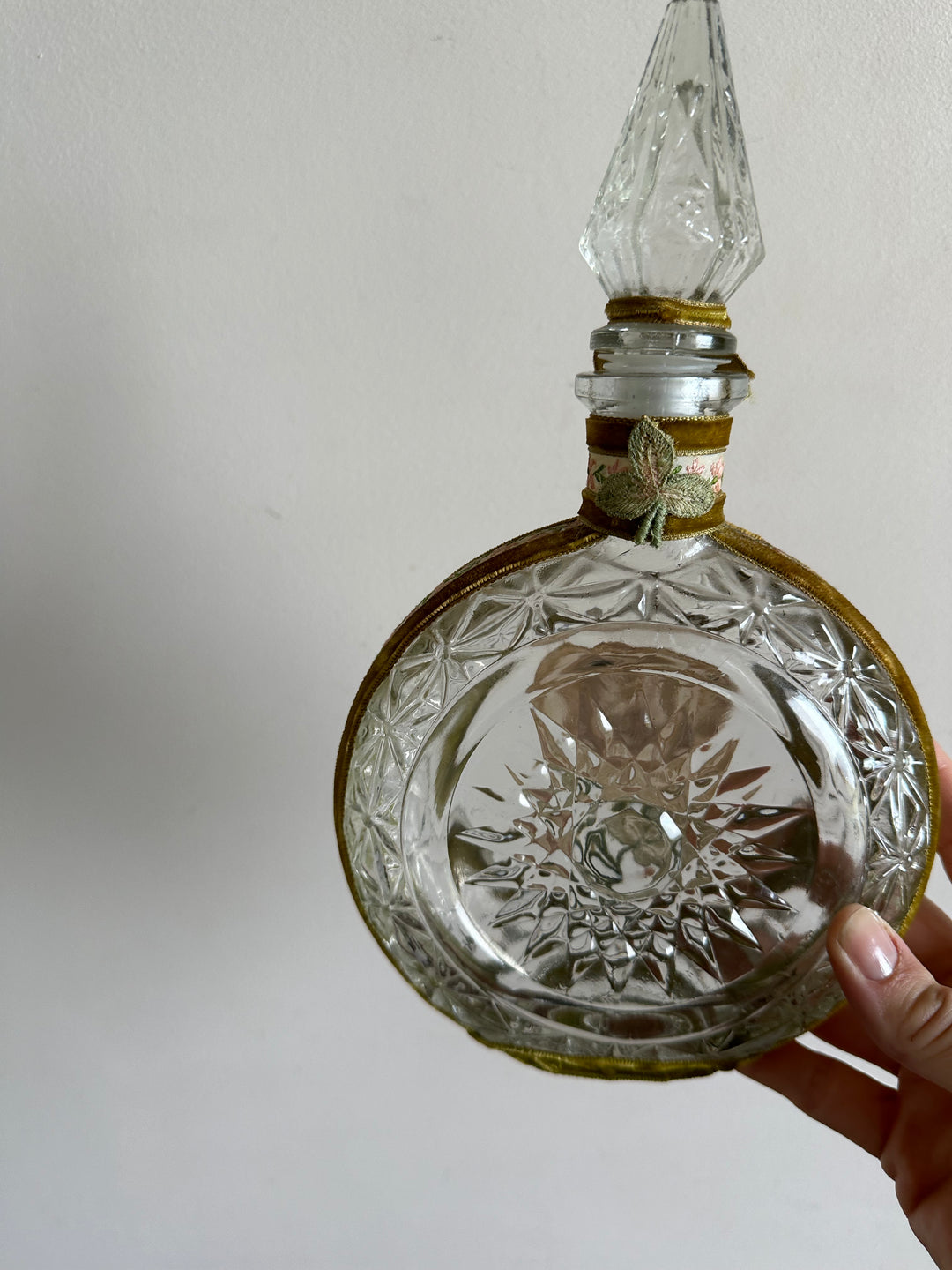 Bouteille en verre décorative cerclée de velours