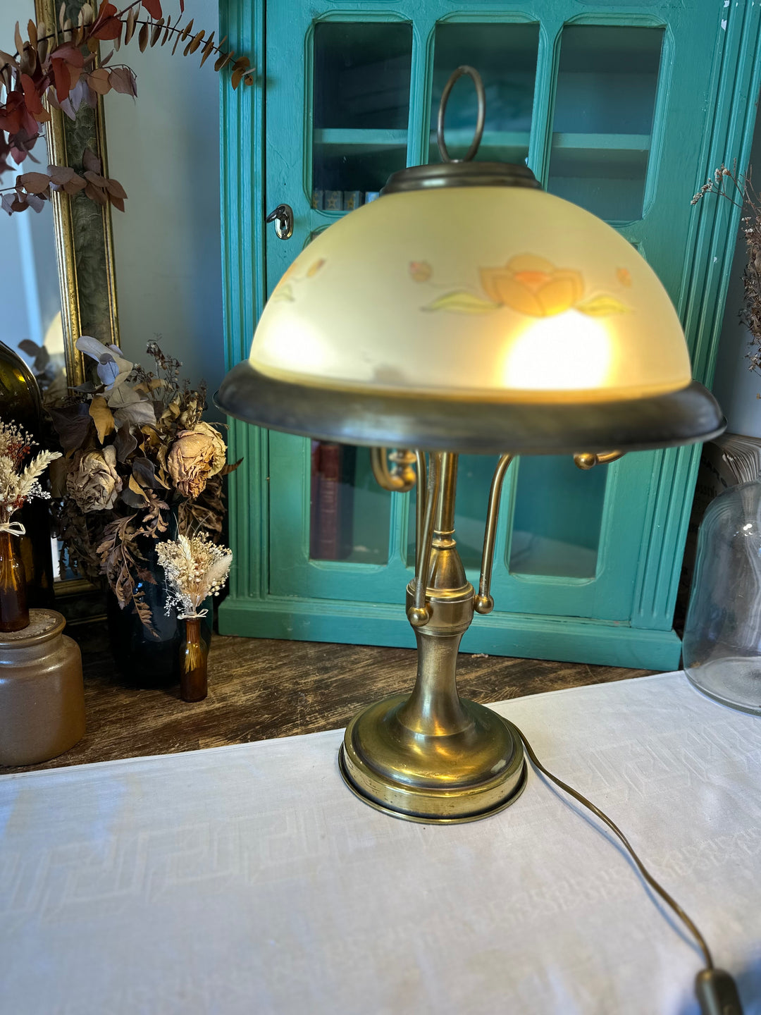 Lampe en laiton globe coupelle gravée de fleurs roses