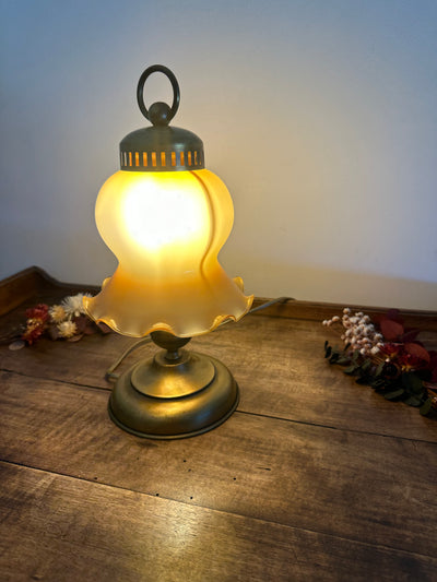 Lampe de table en laiton et opaline ton ambre