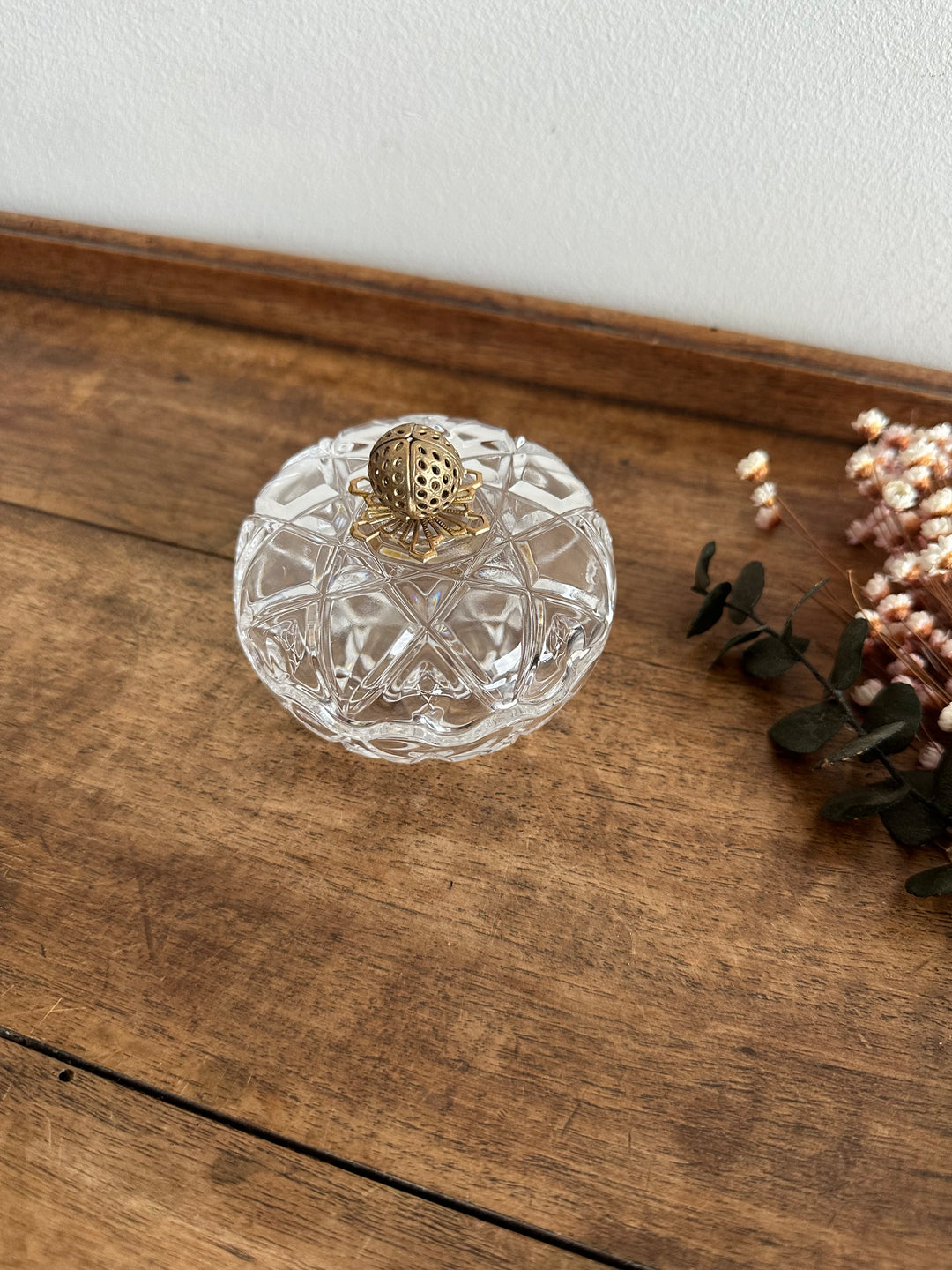 Bonbonnière en cristal surmontée d'une petite fraise