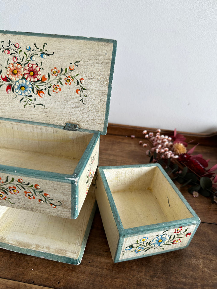 Coffret en bois crème bordures vertes petites fleurs