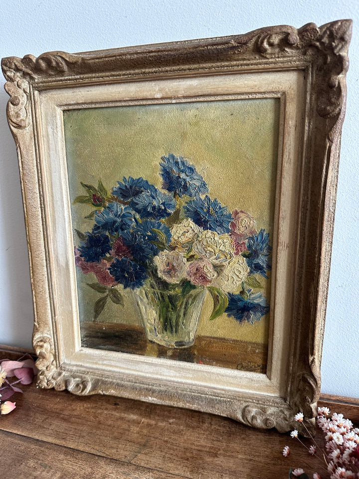 Peinture bouquet de fleurs bleues et blanches encadrée années 50