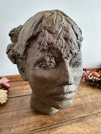 Sculpture en argile visage jeune femme