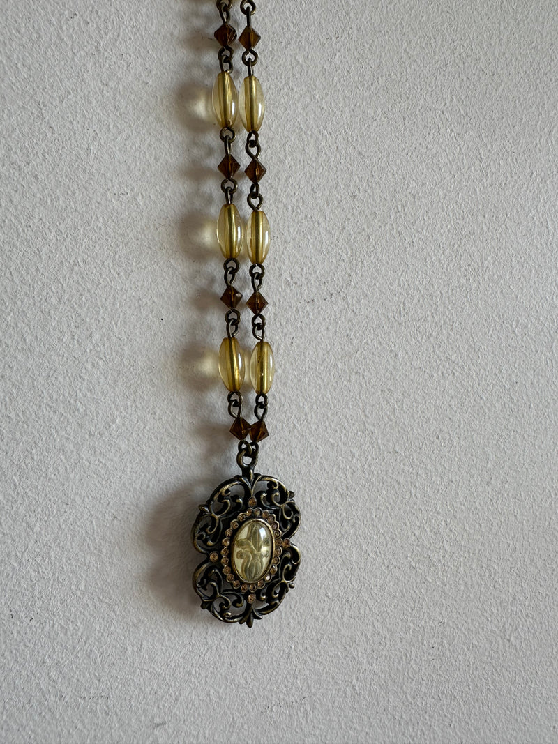 Collier médaillon en laiton et perles ambrées