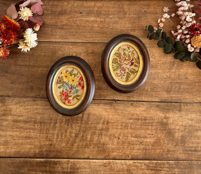 Broderies florales médaillons en bois sombre bordure dorée