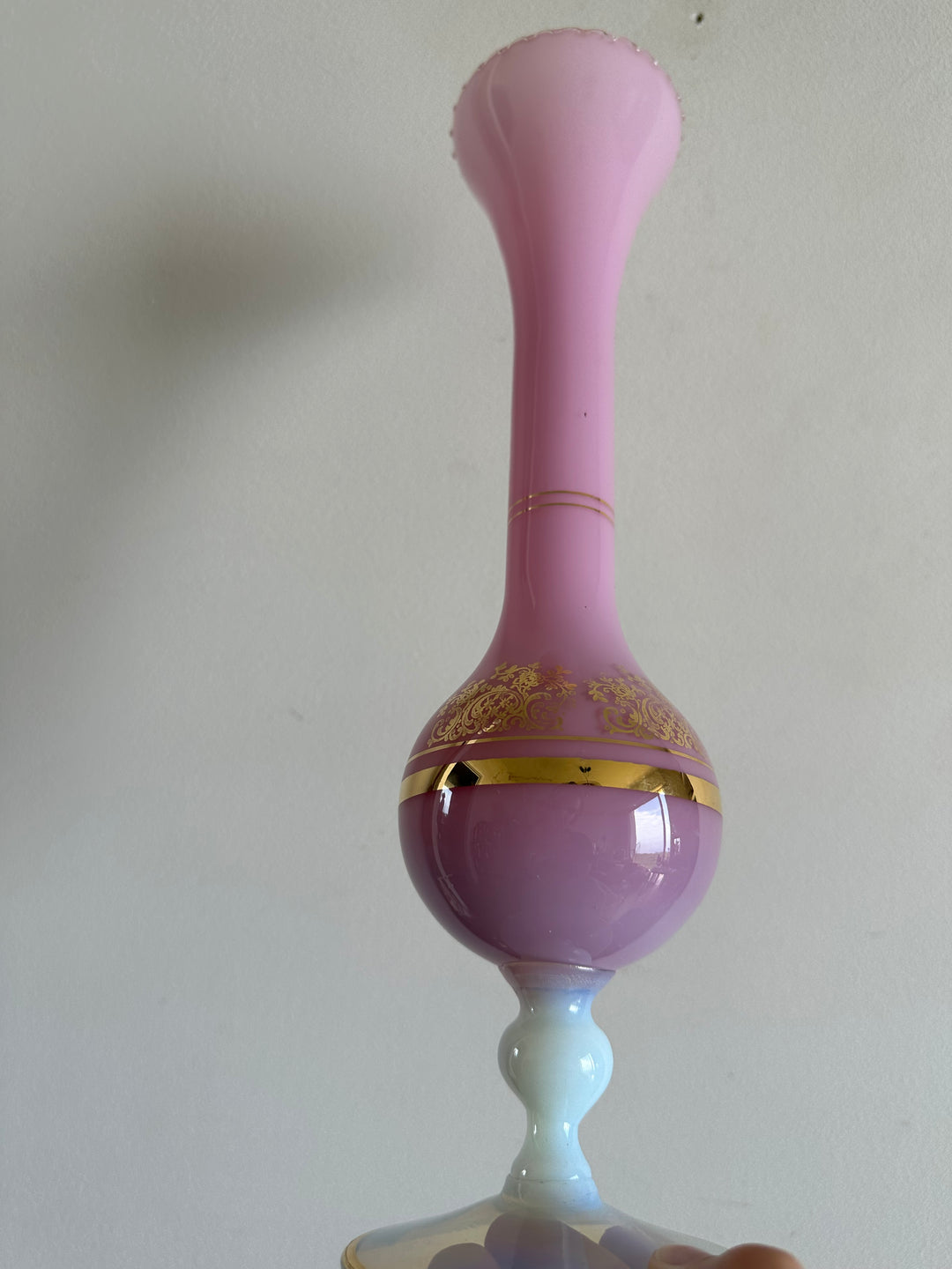 Vase en opaline rose serti d'un camé en résine