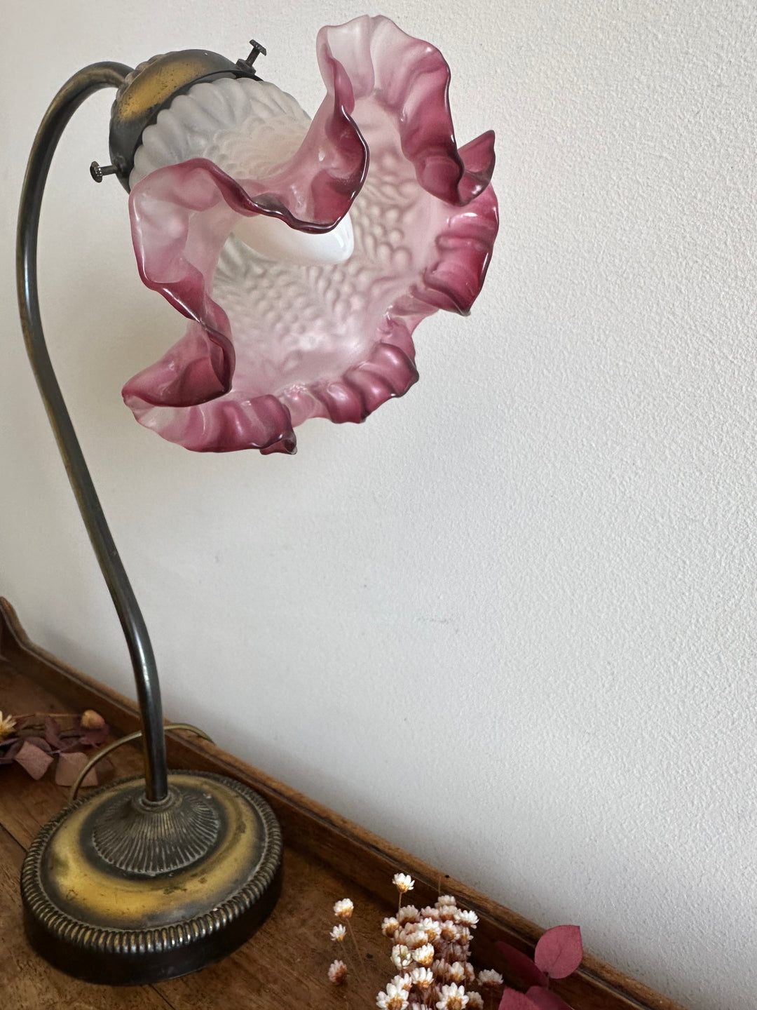 Lampe en laiton col de cygne globe tulipe rose