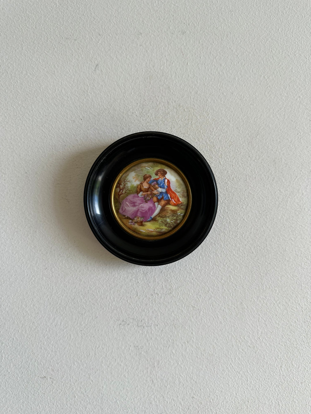 Impression sur porcelaine de Limoges scène d'époque d'après Fragonard cerclée de noir