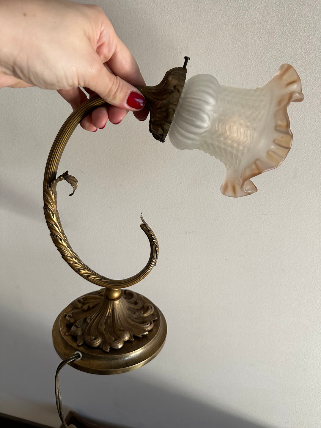 Lampe en bronze décorée de feuilles gravées globe en verre tulipe orangé