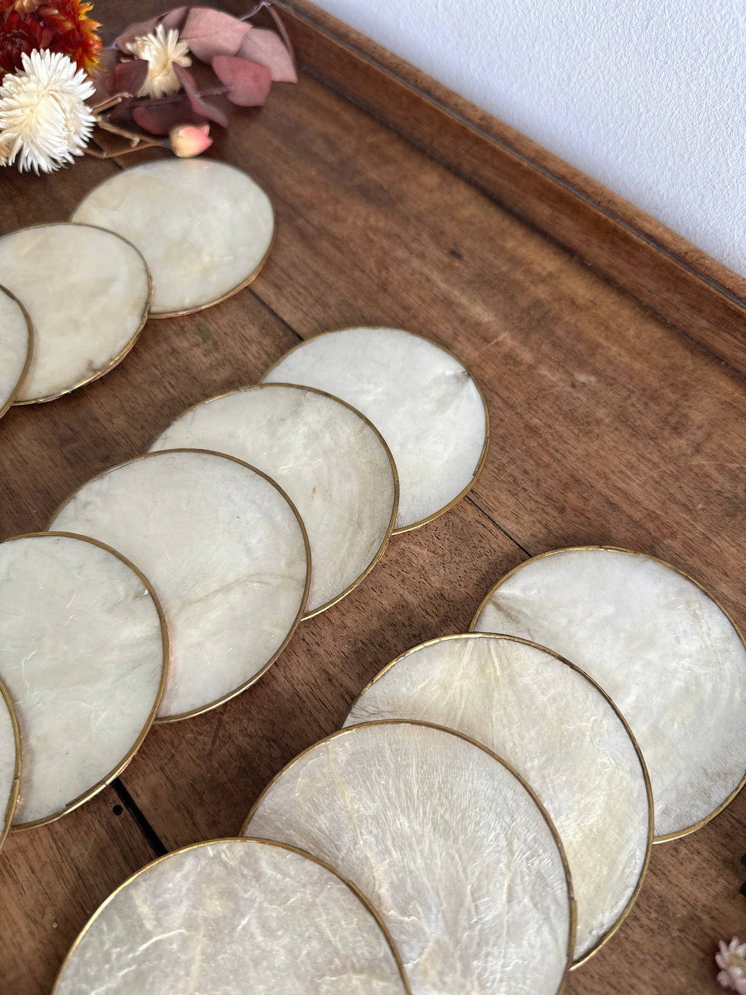 Sous-verres en nacre et liège cerclés de laiton années 70