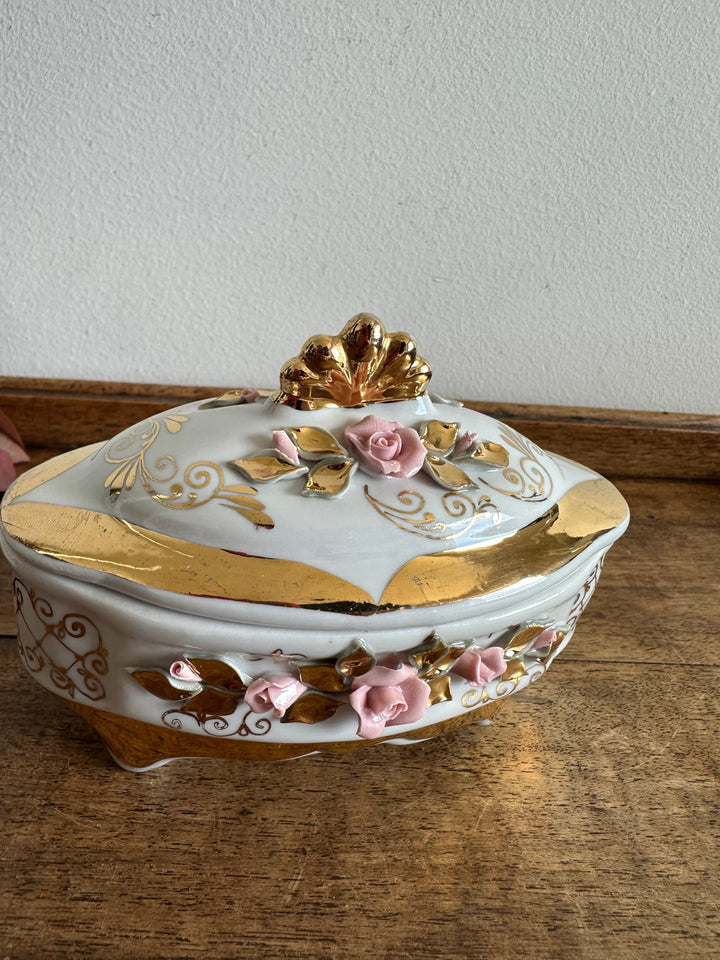 Bonbonnière en porcelaine ornée de roses sculptées