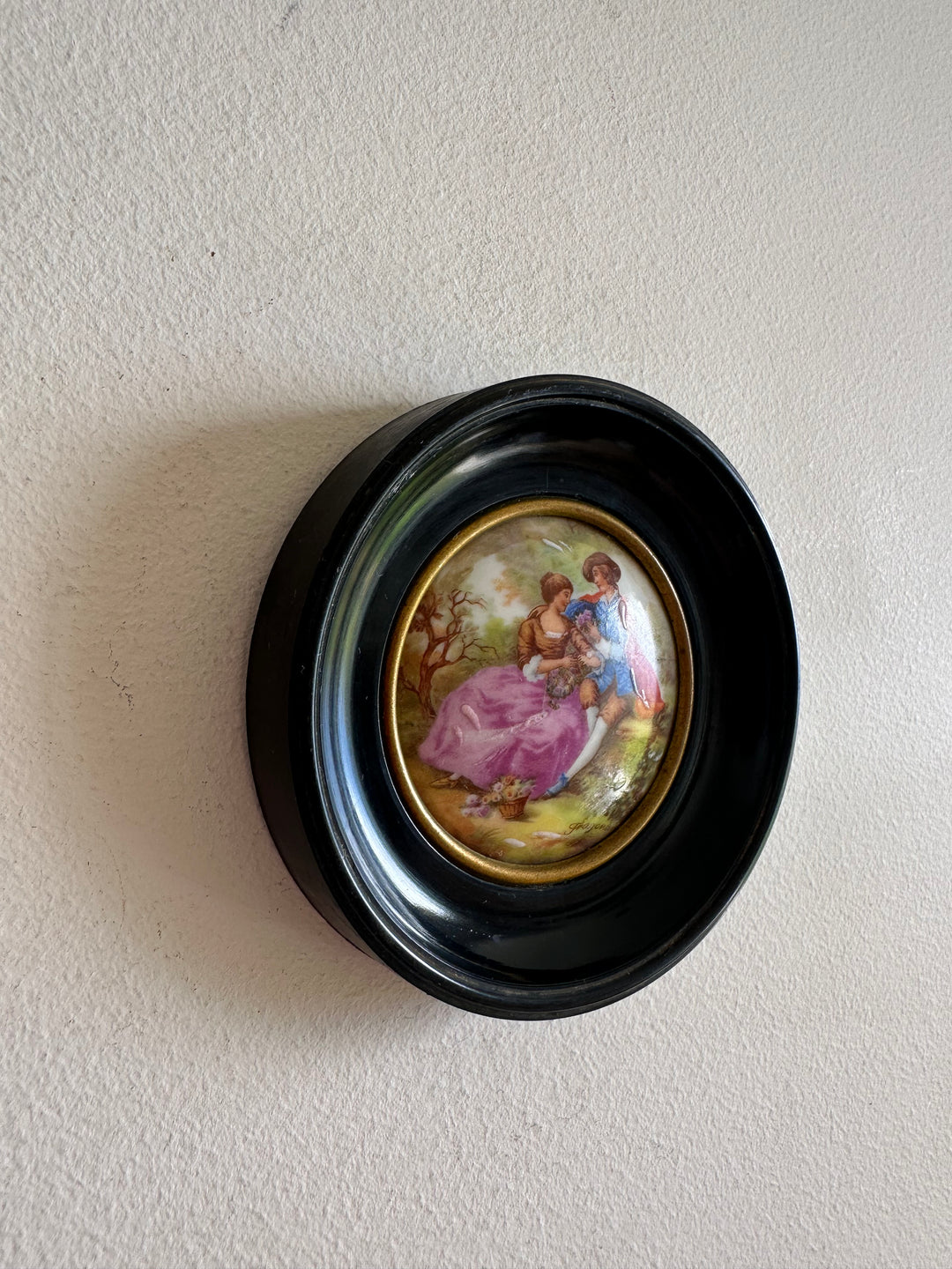 Impression sur porcelaine de Limoges scène d'époque d'après Fragonard cerclée de noir