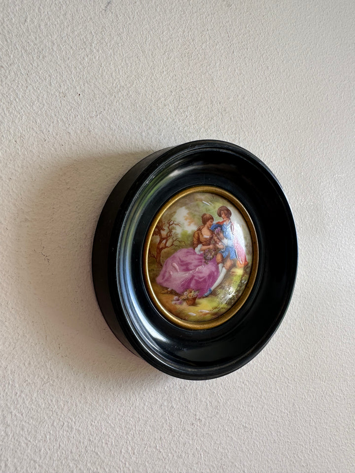 Impression sur porcelaine de Limoges scène d'époque d'après Fragonard cerclée de noir