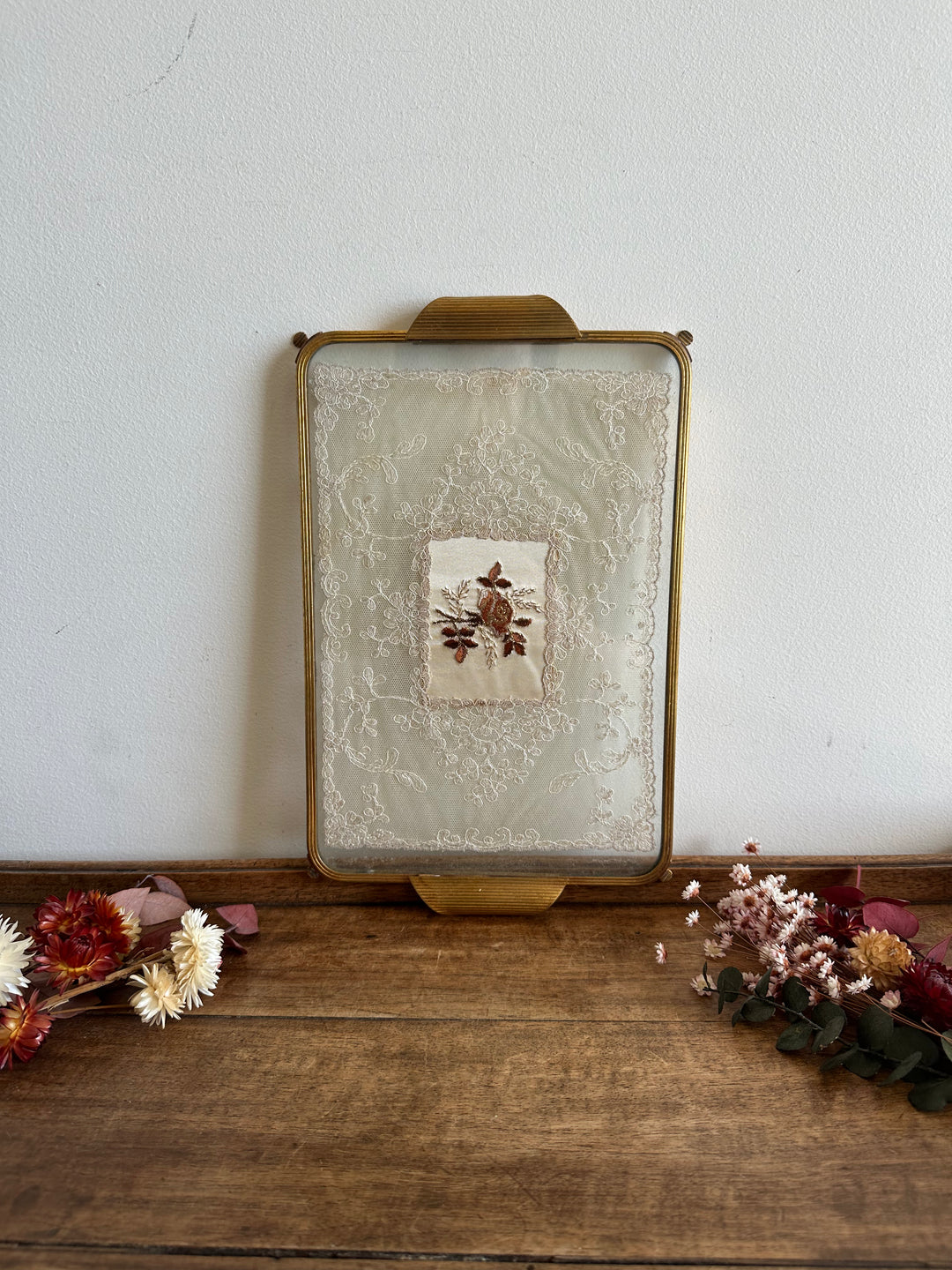 Plateau sur pied broderie sous verre cerclée de laiton