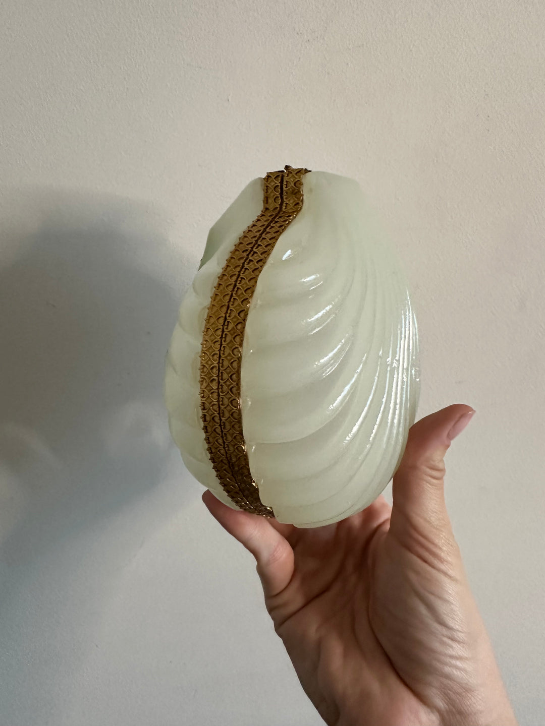 Bonbonnière coquillage en opaline cerclée de métal doré