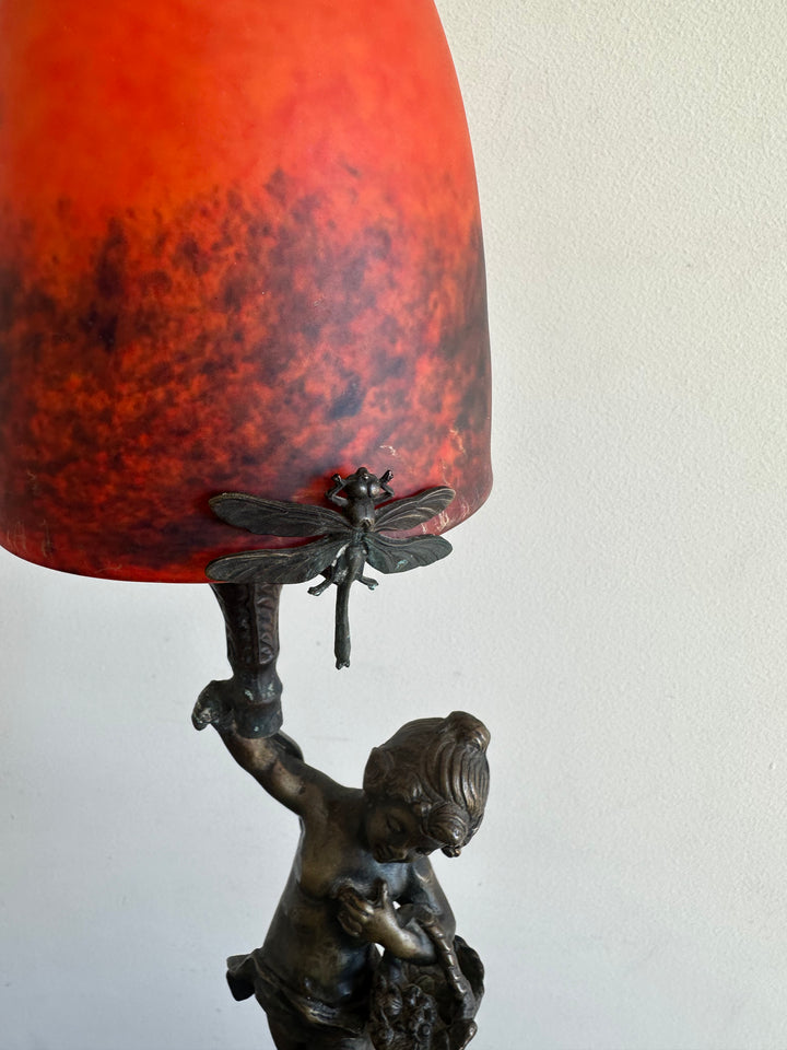 Lampe en bronze fillette au panier globe en verre rouge