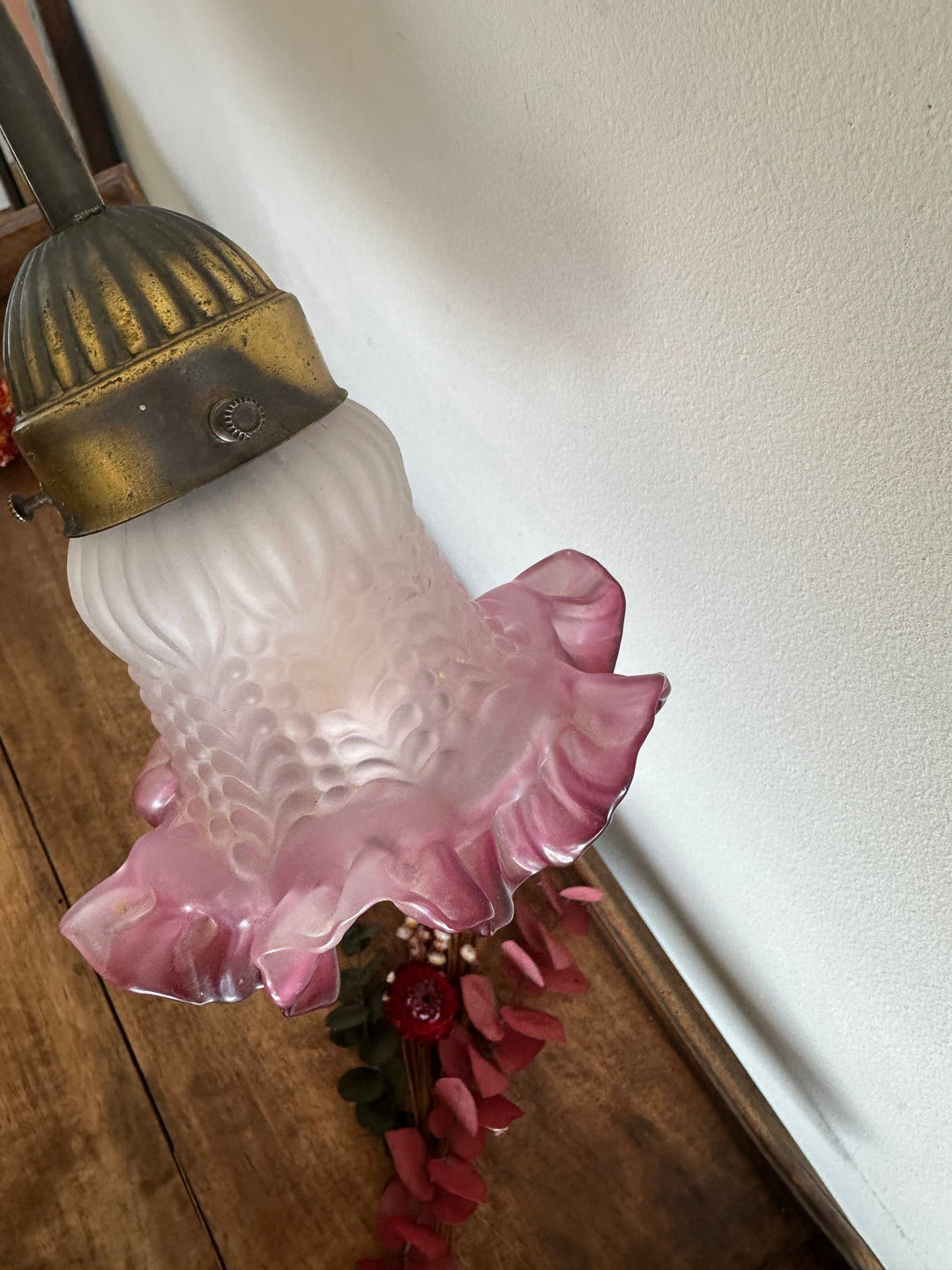 Lampe en laiton col de cygne globe tulipe rose