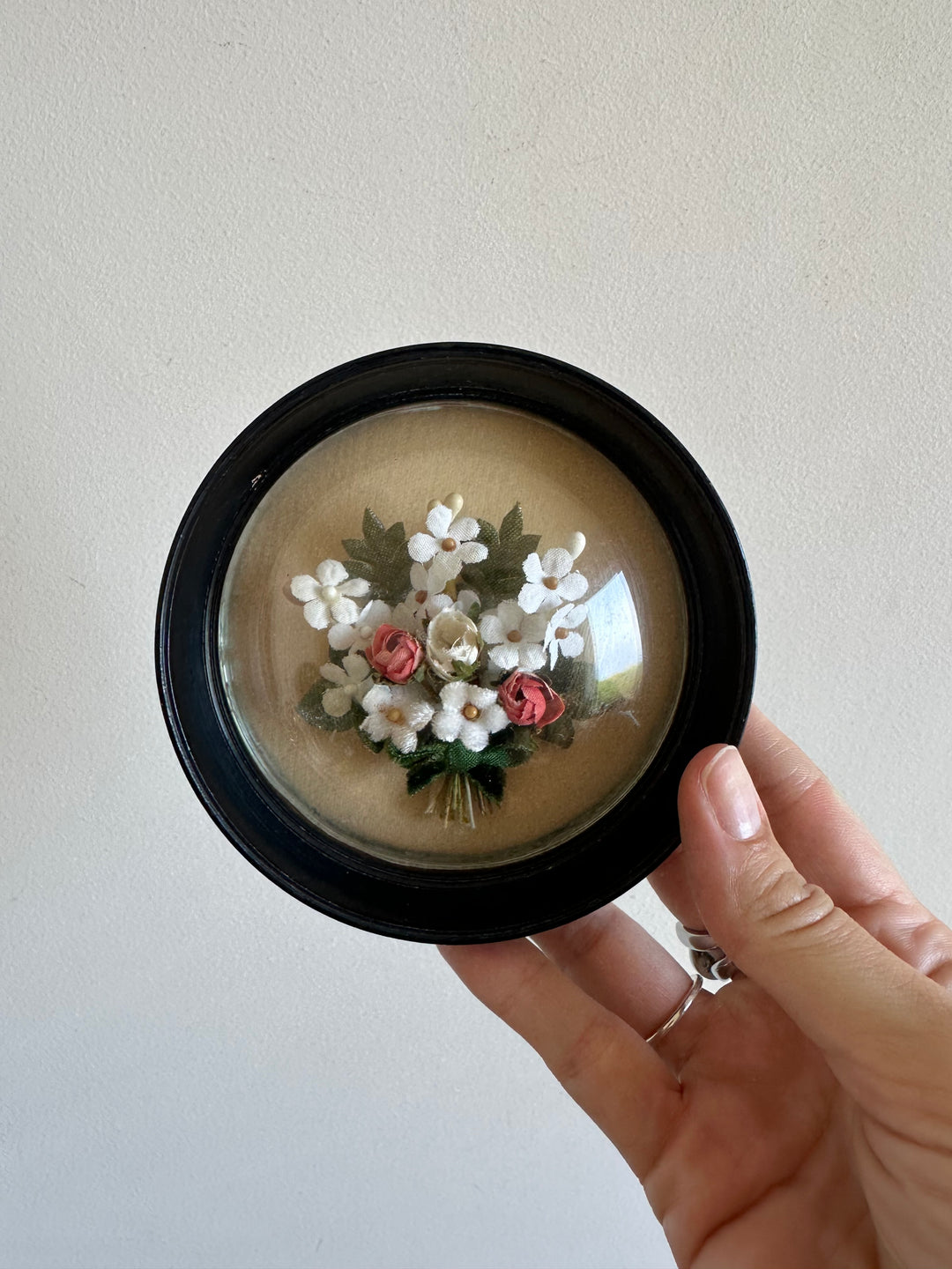 Fleurs en tissu sous verre bombé cadre rond noir