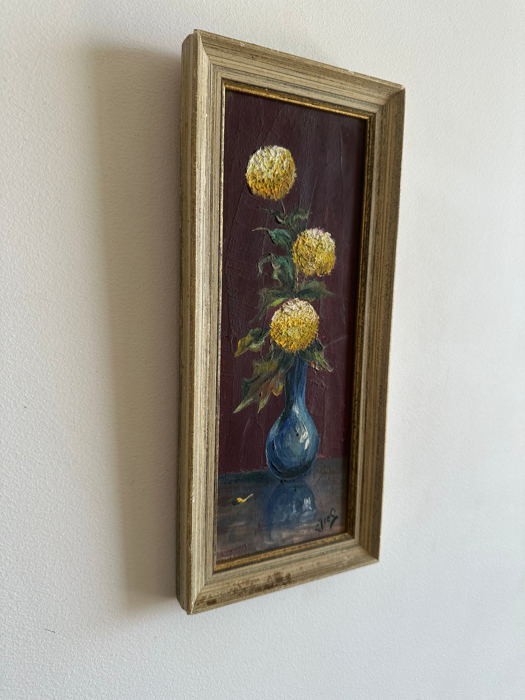 Peinture à l'huile signée dahlias jaune vase bleu