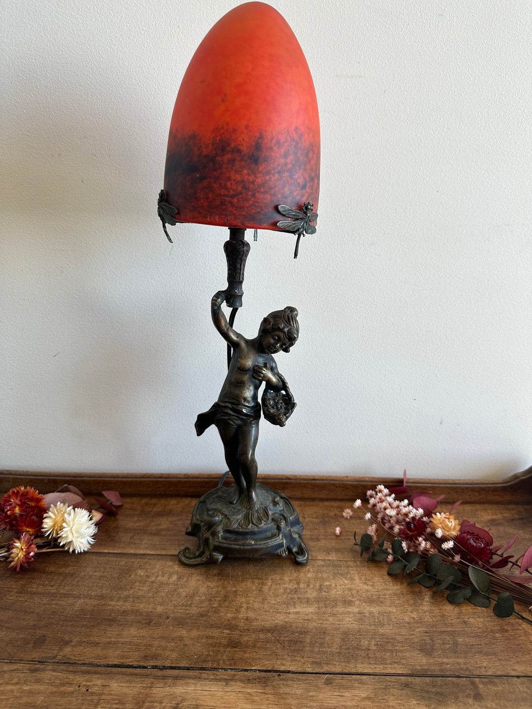 Lampe en bronze fillette au panier globe en verre rouge