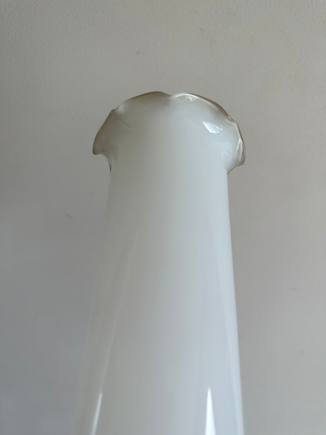 Vase en opaline blanche jeune femme années 50