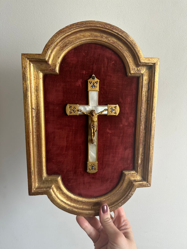 Crucifix en laiton et nacre encadré sur fond de velours rouge grenat