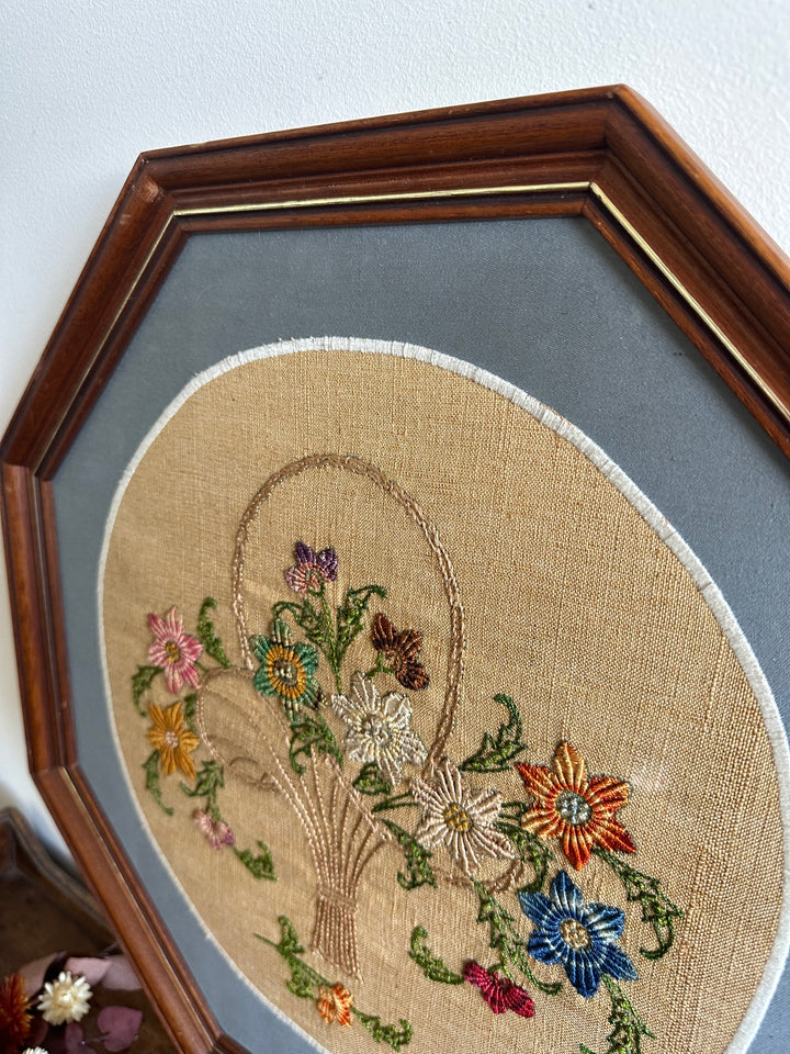 Broderie 19ème dans cadre en bois hexagonal