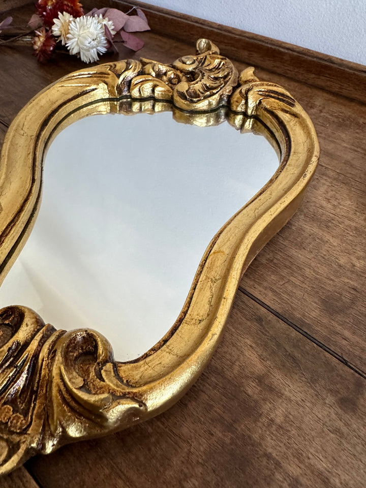 Miroir en bois fronton travaillé forme chantournée