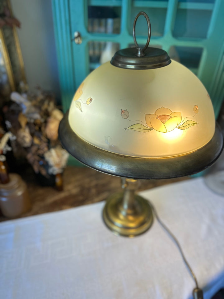 Lampe en laiton globe coupelle gravée de fleurs roses